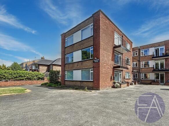 2 bed property, in Preston Court, £120,000