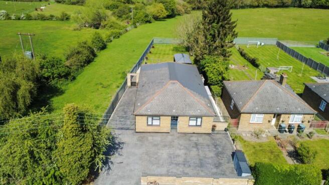 3 bed property, in Pear Tree Lane, £700,000