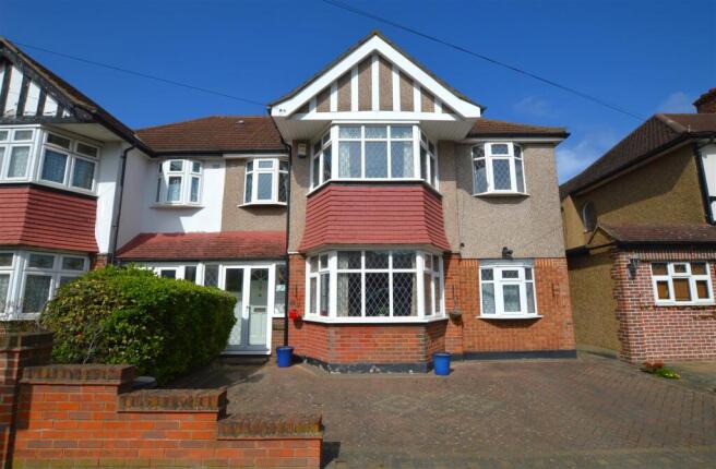 5 bed property, in Montrose Avenue, £950,000