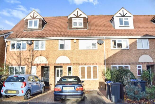 4 bed property, in Heathfield Drive, £625,000