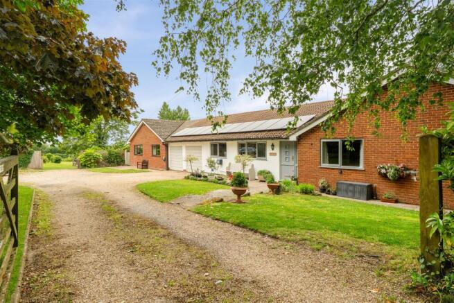 4 bed property, in Higher Ansty, £975,000
