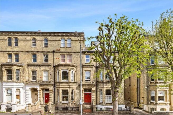 2 bed property, in The Drive, £260,000