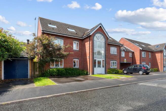 2 bed property, in Parkside Avenue, £115,000
