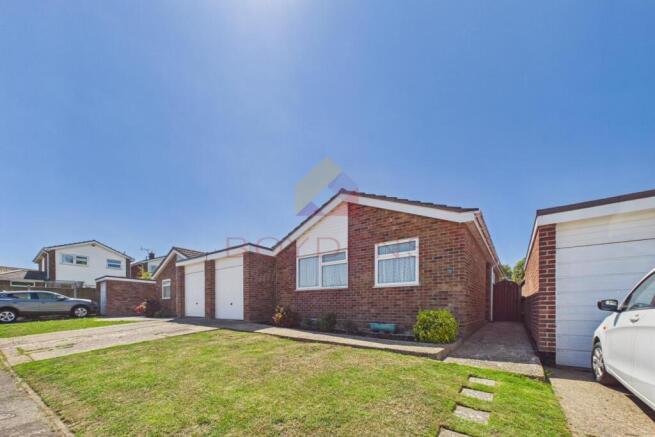 2 bed property, in Winterbournes, £280,000