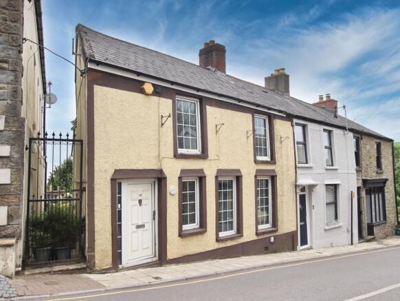 3 bed property, in High Street, £240,000