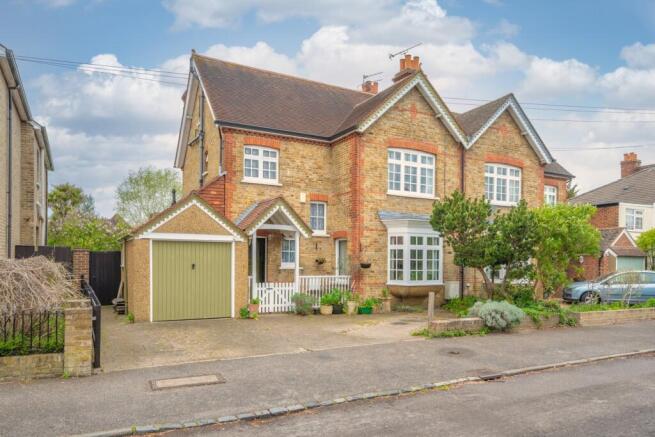 4 bed property, in Parkland Grove, £900,000