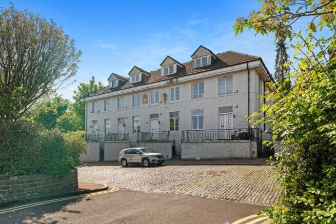 2 bed property, in Hunter Street, £150,000
