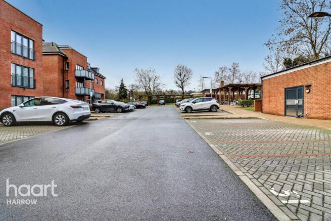 2 bed property, in Sudbury Hill, £400,000