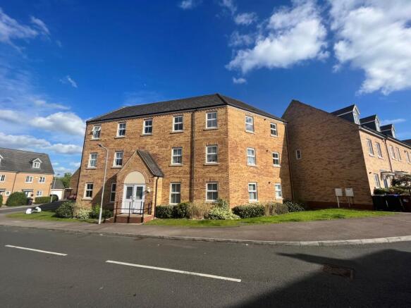 2 bed property, in Howards Way, £155,000