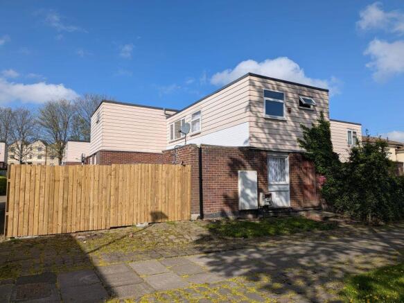 3 bed property, in Woodstock Walk, £74,000