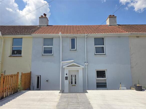 3 bed property, in Lime Tree Walk, £290,000