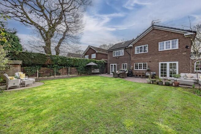 5 bed property, in Gleneagles Road, £725,000