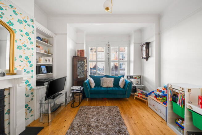 2 bed property, in Larch Road, £475,000