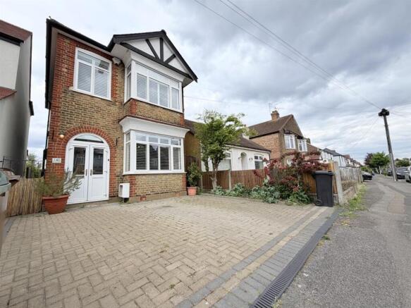 3 bed property, in Hampton Road, £600,000