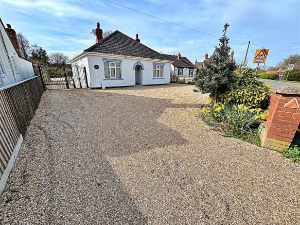 2 bed property, in Sea Dyke Way, £315,000