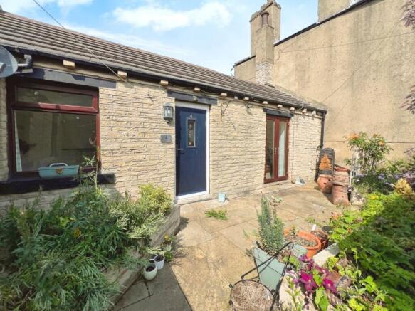 2 bed property, in Daisy Hill, £125,000