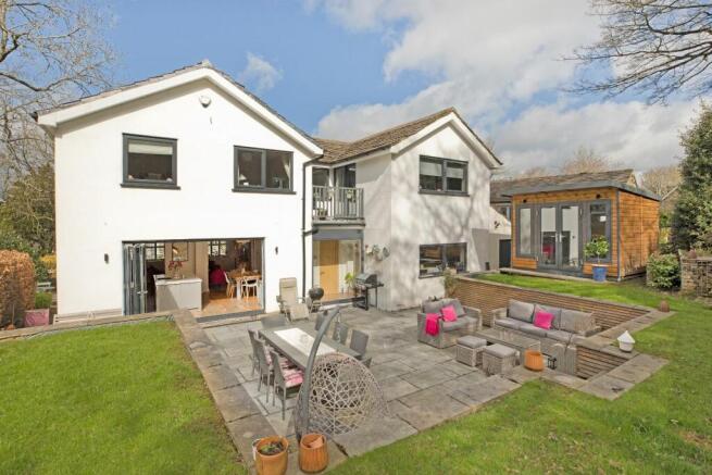 5 bed property, in Ben Rhydding Road, £975,000