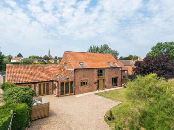 4 bed property, in Honeysuckle Barn, £575,000