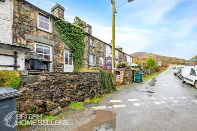 1 bed property, in Carrog Terrace, £140,000