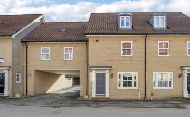 4 bed property, in Abbots Gate, £425,000