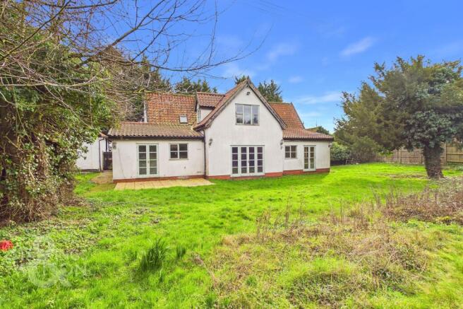 4 bed property, in Ipswich Road, £500,000