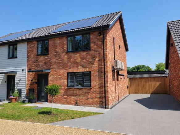 3 bed property, in Stable Close, £270,000