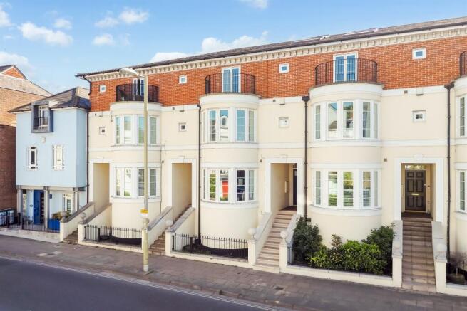 4 bed property, in Winchester, £1,250,000