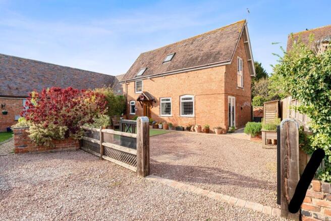 2 bed property, in Throckmorton, £395,000