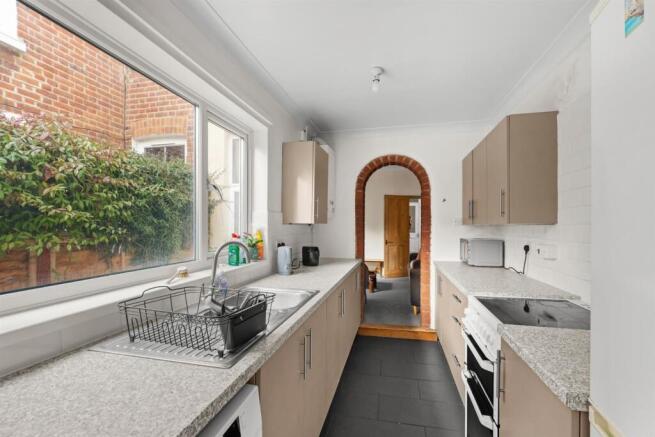 3 bed property, in Avenue Road, £200,000