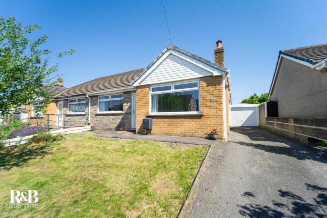 2 bed property, in Longfield Drive, £260,000