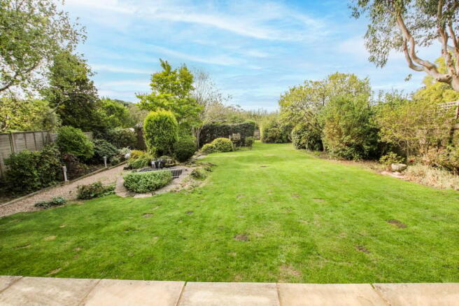 5 bed property, in Hastings Road, £835,000