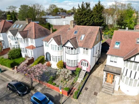 5 bed property, in Holders Hill Avenue, £850,000