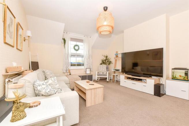 3 bed property, in Shorncliffe Road, £285,000