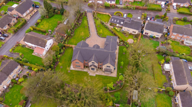8 bed property, in Crescent View, £750,000
