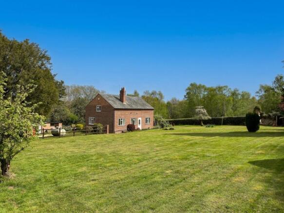 2 bed property, in Gatewood Hill, £750,000