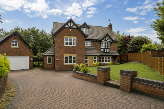 5 bed property, in Pool View, £675,000