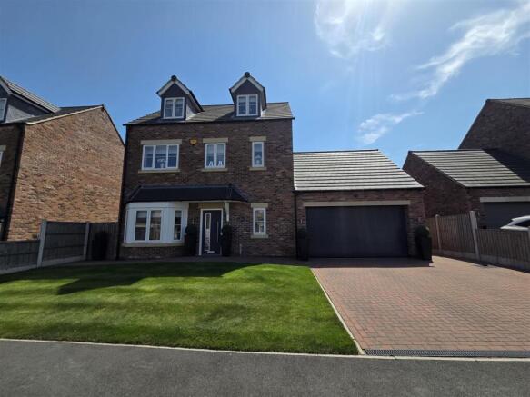 4 bed property, in Bishops Meadows, £475,000