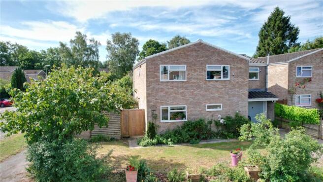 5 bed property, in The Paddock, £670,000