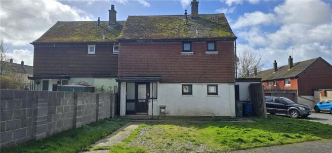 2 bed property, in Dinam Road, £100,000