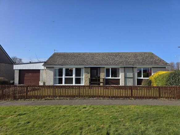 3 bed property, in Macbeth Road, £215,000