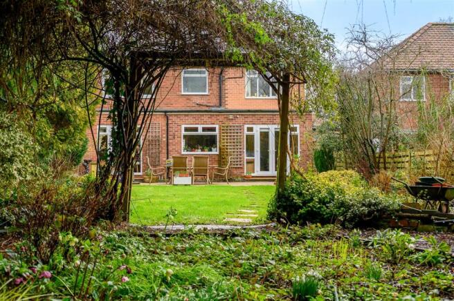 5 bed property, in Lycett Road, £600,000