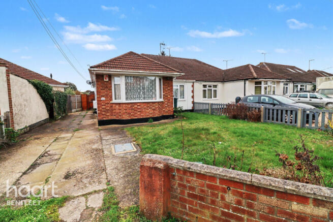 3 bed property, in Daws Heath Road, £425,000