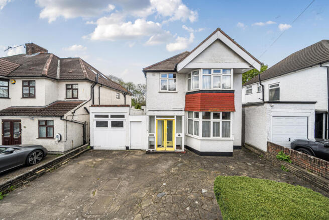 3 bed property, in Village Way, £750,000