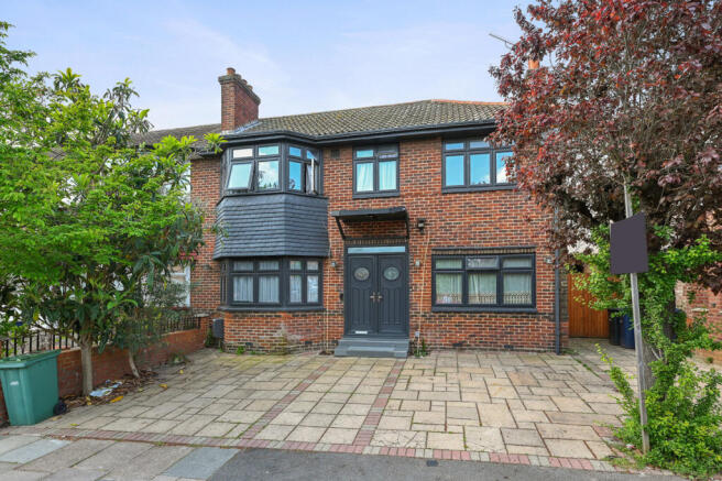 5 bed property, in Foster Road, £1,395,000