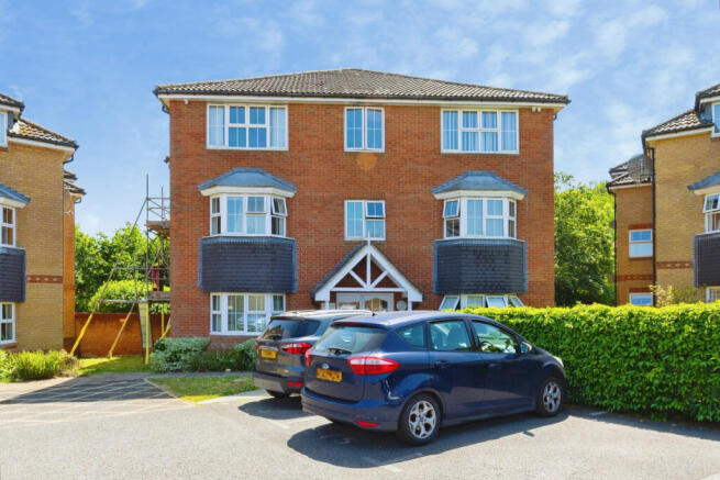 2 bed property, in Saxon Court, £200,000