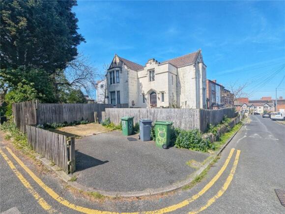 4 bed property, in Lowwood Road, £210,000