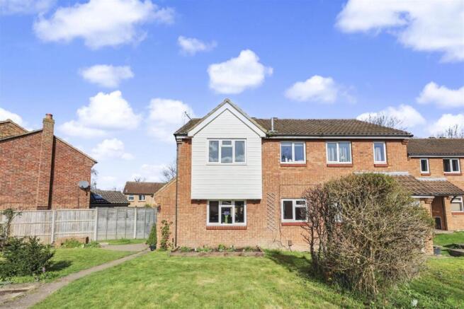 2 bed property, in Alder Close, £345,000