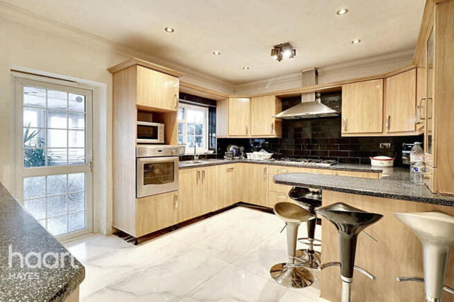 5 bed property, in Queens Road, £765,000