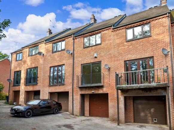 2 bed property, in Station Approach, £200,000
