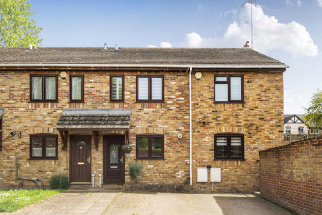 3 bed property, in St. Peters Close, £600,000